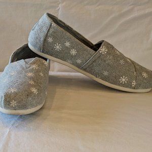 Toms Classic Drizzle Grey Embroidered Snowflakes, size 9